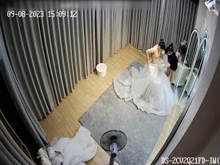 【婚纱店试衣间监控】新娘试穿婚纱多位妹子，肚子隆起貌似已怀孕封面图