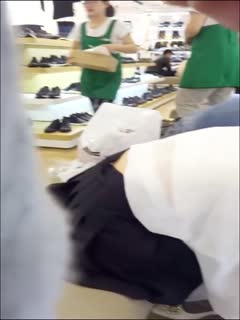 【户外商场抄底】高颜值美女裙底下的风光，白内裤里露出黑毛！封面图