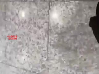 【极限挑战】沈阳惊现[呲尿哥]地铁见女孩就尿还帮擦！街射偷拍底裤都弱爆了！封面图