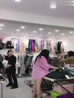 【独家爆料】河南潮范女装店(抖音&amp;amp;快手)直播卖衣服，偷拍女顾客换衣服!有的小姐姐发现被偷拍吓死了!封面图
