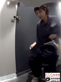 [厕所偷拍 ] 真实偷拍一边抠逼一边看手机的小姐姐封面图