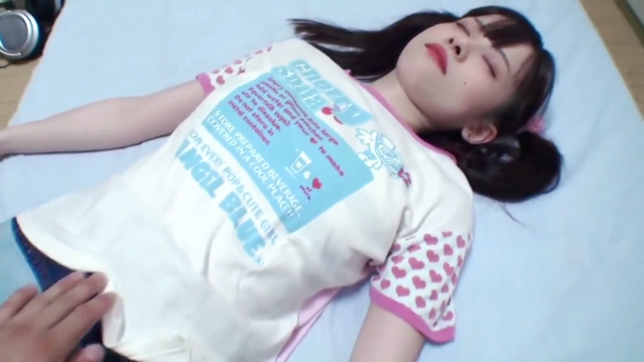 白瘦幼被下药睡的好死，被大叔扒开内裤 各种道具玩弄嫩穴，再插了两次才内射封面图