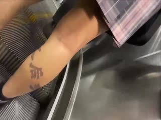 【作死撩裙抄底】尾随小姐姐 曝光裙底蜜桃臀封面图