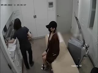 【整形医院破解摄像头】带着口罩就像明星的极品女神隆胸检查封面图