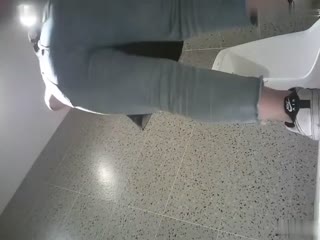 【真实偷拍】猥琐店长装摄像头偷窥两同性恋竟在里面调情封面图