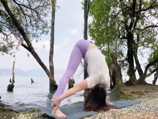 网红瑜伽博主『周奕亲』露点裸体瑜伽，居家户外高难度展示无毛肥逼封面图