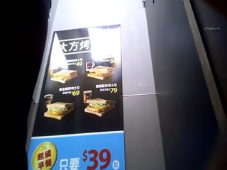 【硬核偷拍 劲爆偷窥】麦当劳经理在更衣室放摄像头偷窥假期兼职学生妹 高清真实封面图