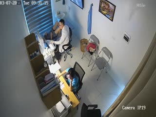 【医院3月监控】重金破解高清猥琐男医生给漂亮女病人仔细检查身体完整版美乳封面图