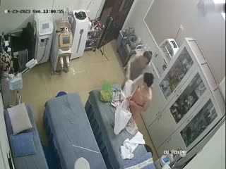 【监控破解】美容院两个颜值美女做逼逼激光脱毛  一边做一边和美容师唠嗑封面图