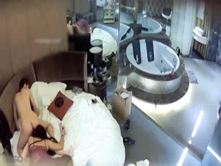 【酒店监控偷拍】有点另类的情侣一边操B一边玩情趣娃娃封面图