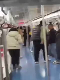 沈阳地铁出现裸奔女，现在的人呀都咋了封面图