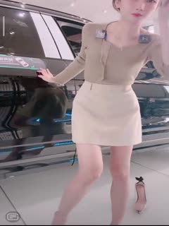 漂亮女销售直播塞跳蛋，全程捂屁股，没想到车漆反光暴露下体有东西，忍不住娇喘出声。已插眼，目前还活跃在抖音封面图