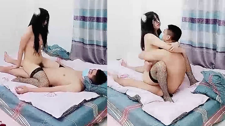 颜值不错风情小萝莉下篇黑丝情趣装这次被小哥哥草爽了露脸口交大鸡巴风骚淫荡让小哥在床上各种抽插浪叫不断封面图