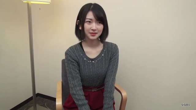 19岁的超级美无敌清纯短发美眉，穴太嫩太紧了，大叔只能插入一小半内射封面图