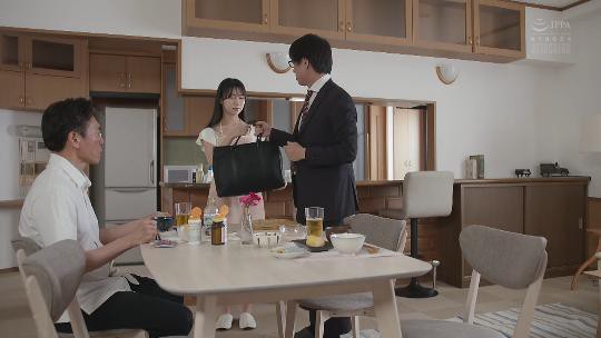 性欲强的繼父吃了勃起藥，變得荒唐絕倫，繼續侵犯兒子的媳婦。 五芭封面图