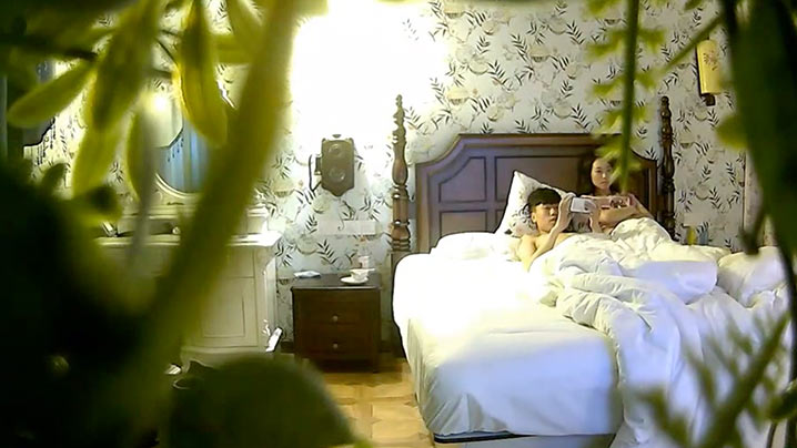 酒店偷拍情侣打炮年轻人太有精力了床都要干塌了妹子还不满足啊求着要第二炮骑在上面主动摇呀摇封面图