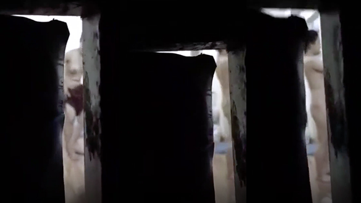 门缝隙偷窥隔壁小媳妇洗完香香出来擦身子封面图