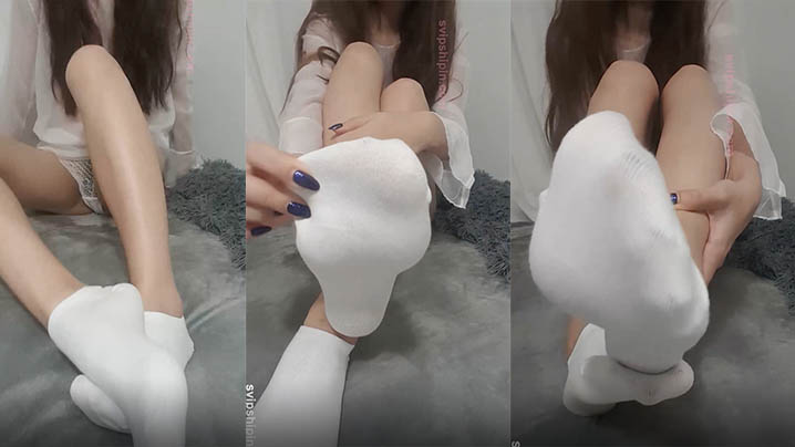 妹子对着镜头玩着她的鲍鱼封面图