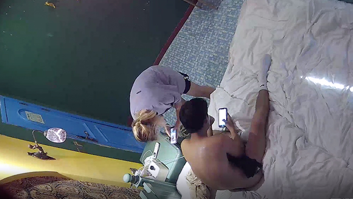 酒店偷拍刚运动完的年轻情侣抓紧时间干一炮貌似赶着和朋友一块去吃饭封面图