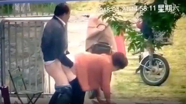 老汉推车夫妻农家门外开操封面图