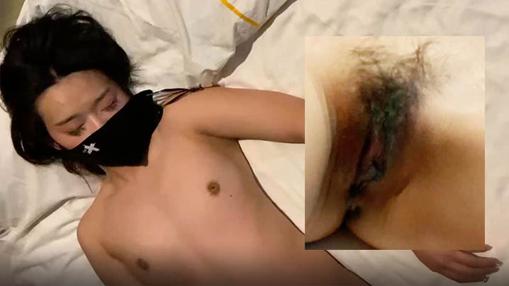 看着小姐姐躺着床上露奶被抚摸的的姿态封面图