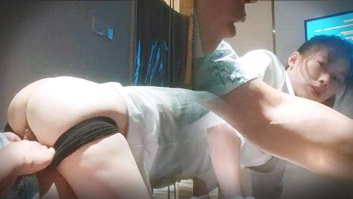 老王探花真实搞足疗女衬衣美腿极品御姐拨开短裤磨蹭骚逼大白屁股极度诱惑封面图