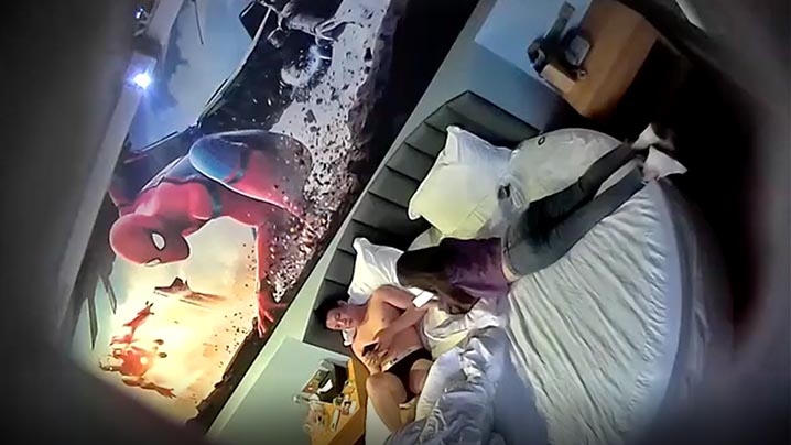 酒店偷拍蜘蛛侠主题酒店几乎每天都有年轻人约炮的正点镜头偸拍男女啪啪啪有个妹子又漂亮又有气质被男的掰开腿研究封面图