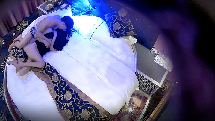 酒店偷拍情趣酒店偷拍高质量情侣打炮面容姣好的美少妇情趣房的灯光增进乐趣妹子很主动骑在身上大幅度动作干完一炮还不满足封面图