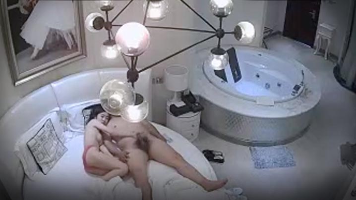 酒店监控有点胖的小胖哥带着自己的漂亮女友开房打炮_女主口交吃鸡换着姿势的来回的干看来经常开房封面图