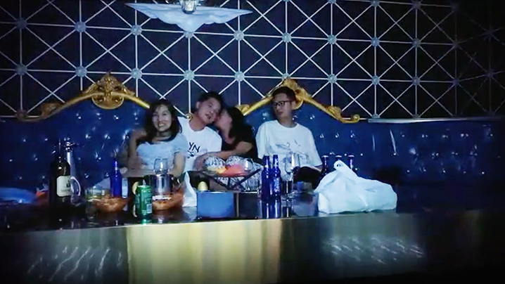 换妻探花两对夫妻KTV唱唱歌回房间换妻大战舔逼调情再开操一人一个抱着猛操操完手指扣穴封面图