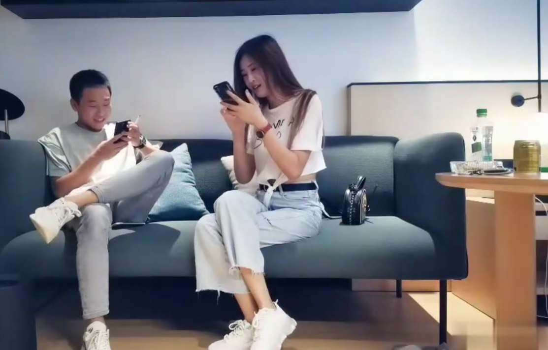 高端外围大长腿白衣妹子口交舔背先按摩一番再开干骑乘上位抱着大力猛操封面图