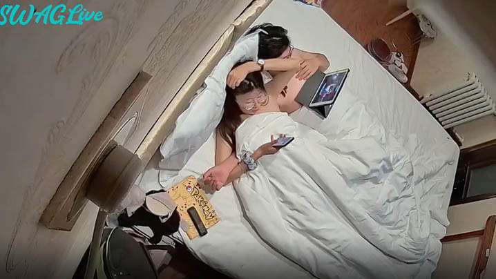 酒店监控摄像头偷拍眼镜大学生情侣周末校外开房激情造爱真实全过程苗条妹子阴毛稀疏好性感抽送时哭腔嗲叫好刺激体位换了好几个封面图