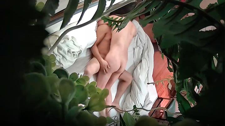 酒店偷窥主题酒店绿叶房偷拍大叔吃宵夜灌醉嫩妹子开房各种玩弄草逼封面图