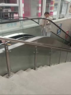 对面的美女看过来 这里的鸡巴大又长封面图