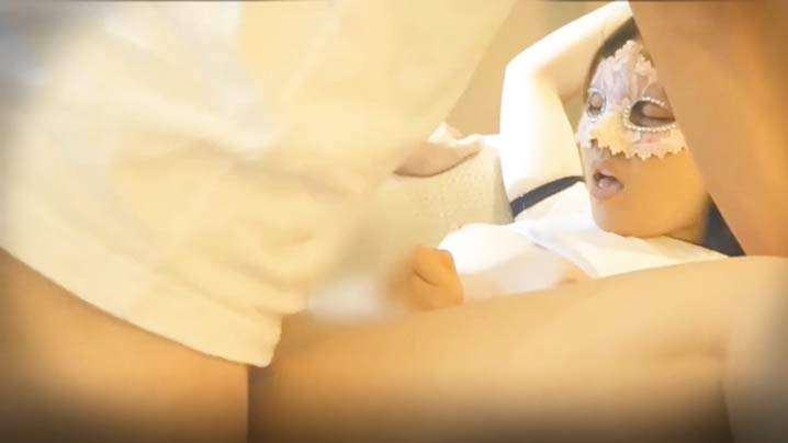 太屌了妹子年龄不大口味不一般无毛穴还有唇钉被土豪肉棒干完开始各种暴力搞穴连捅带抠扒开倒可乐拳交国语对白封面图