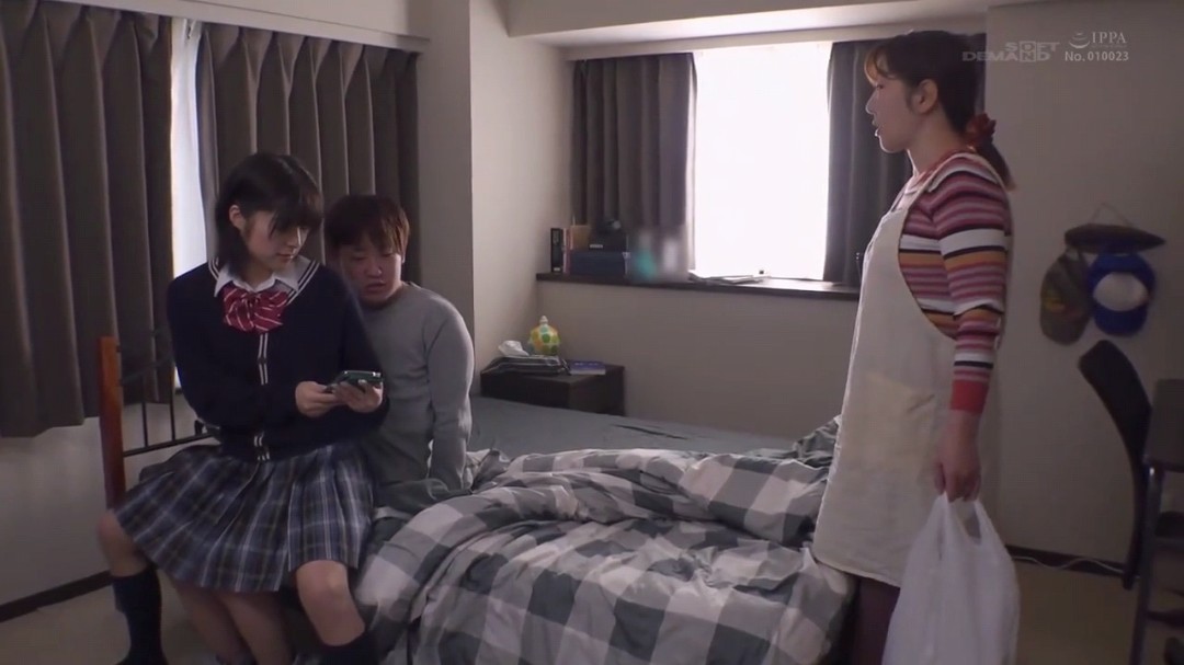 男孩子气的妹妹最近穿上了裙子为了在不被父母发现的情况下偷偷做爱一边躲在沙发的死角一边跨上我和哥哥封面图