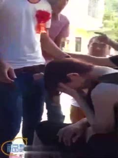 大白天众目睽睽下強迫新娘吃鸡巴真心牛B封面图