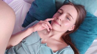 操了一个穿着裙子的女孩并射在她脸上封面图