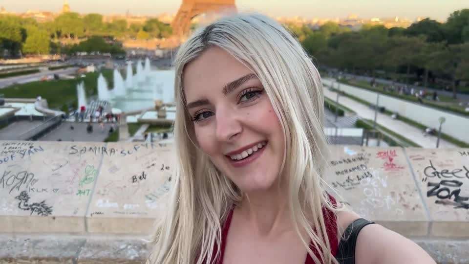 罗浮宫前吃法鸡封面图