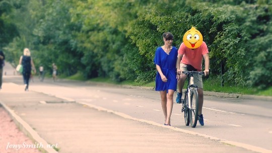 大街上衣服被自行车勾掉路人有什么反应封面图