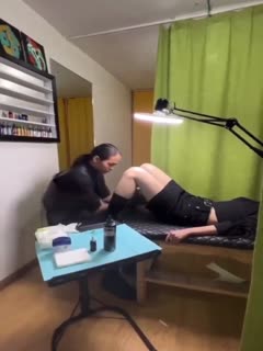 纹身到一半高潮了纹身师也挺无奈的封面图