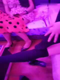 海外足疗探花路边的华人野鸡店伺候老外啪啪实录连续两场性爱小房间里的双飞啪啪各种爆草抽插封面图