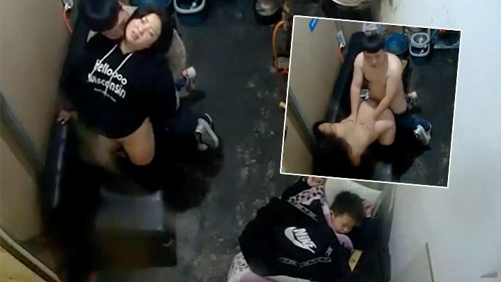 破解家庭网络摄像头监控偷拍刚才外面回来的小媳妇被老公硬生生的拉到厨房的沙发上干炮封面图