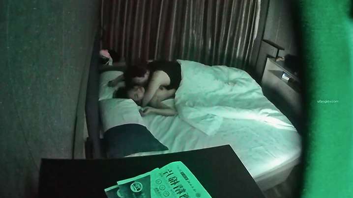 情侣开房男的做累了女的意犹未尽偷偷自慰封面图