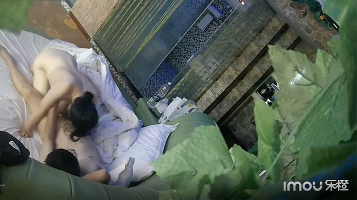 酒店摄像头酒店精品绿叶房偷拍眼镜胖哥和白嫩模特开房口爆封面图