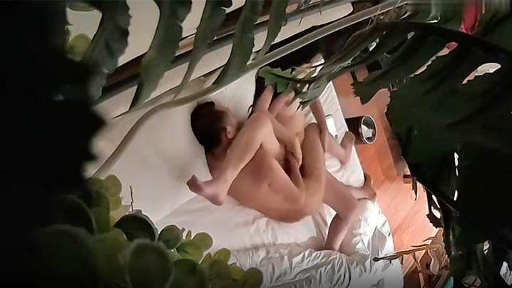 酒店摄像头连锁酒店客房偷拍老哥微信上约的上面服务来的外卖美女居然很高分没有仙人跳身材脸蛋儿都很正点封面图