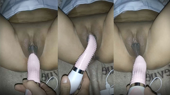 刺刺的阳具震动女友的逼封面图