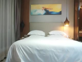 一代炮王疯狂的做爱机器山鸡岁月2000块钱打动了少妇大长腿高跟来开房自己满足了又赚钱..封面图