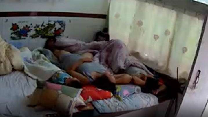 偷窥家庭摄像头人妻被激起性欲趴墙激情啪啪封面图