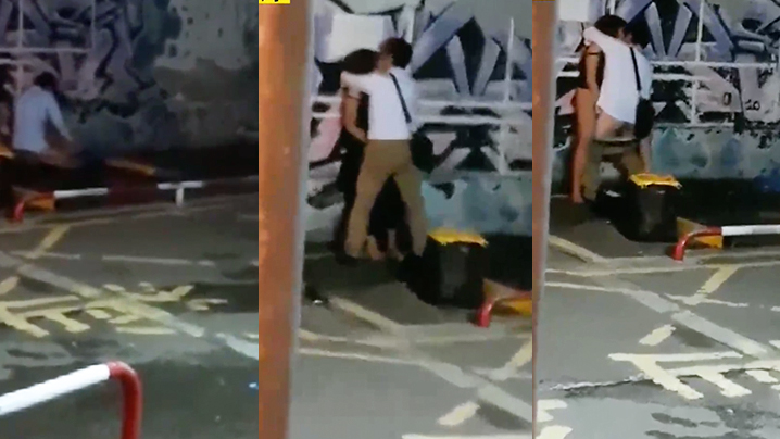 最新门事件带着行李箱的游客被个衣着性感的小姐带到路边停车位旁激情被人拍下国语对白封面图